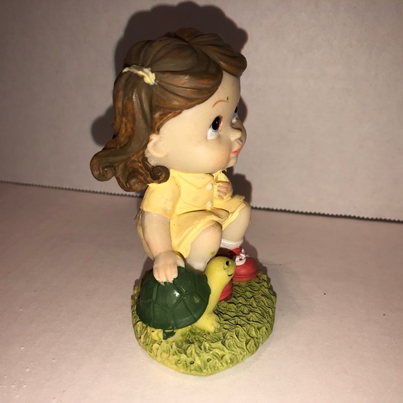 Little Girl Sitting Figurine - Picture 2 of 6